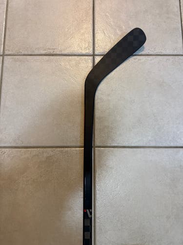 Intermediate PRO Red Line Right Handed Hockey Stick Mid Pattern 70 Flex Pro Stock (Used)