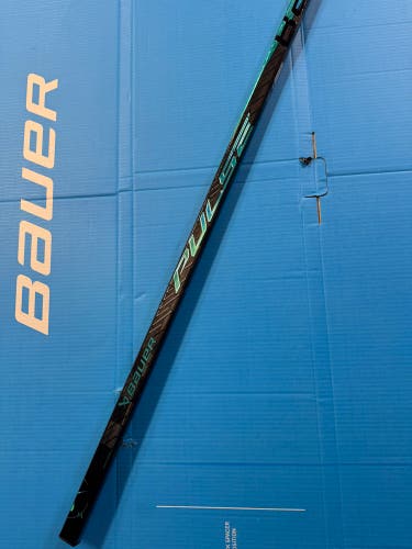 Senior Bauer Pulse Right Handed Hockey Stick P28 70 Flex (New)