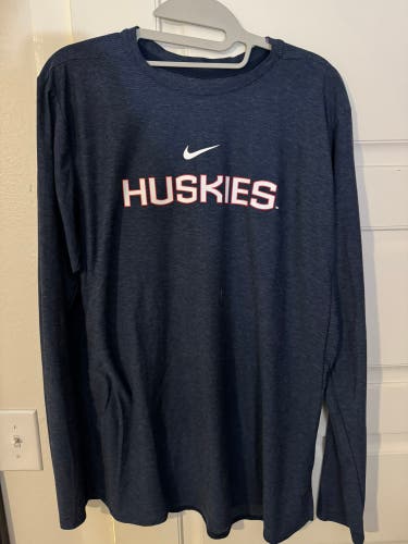 UConn Huskies Long Sleeve Large