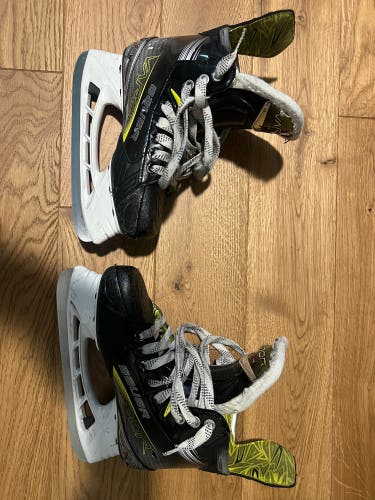 2023 Bauer Vapor X4 Hockey Skates Regular Width Size 3.5 (Used)