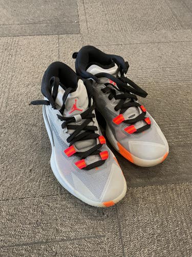 Used Nike JORDAN ZION 1 GS BASKETBALL SHOES Basketball Shoes Y Grey Junior 06 11614-S000228772