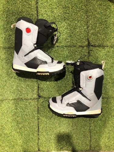 Women's 9.0 Salomon Dawn Snowboard Boots (Used)