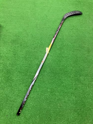 Intermediate Bauer Vapor Hyperlite 2 Hockey Stick Left Hand P28 55 Flex (New)