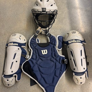 Youth Small/ medium Wilson EZ Gear Kit Catcher's Set (Used)
