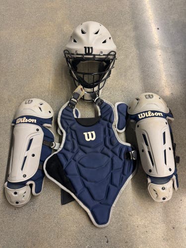 Youth Small/ medium Wilson EZ Gear Kit Catcher's Set (Used)