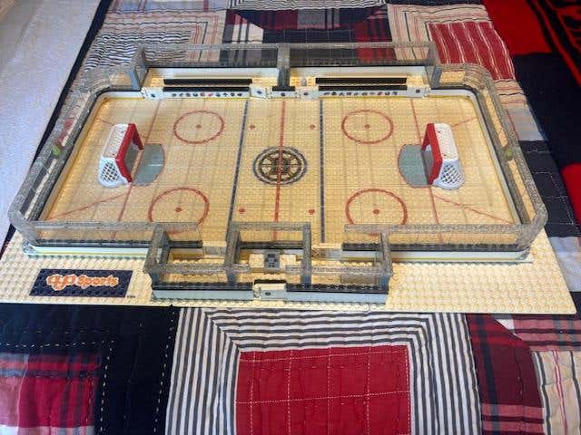 Oyo Boston Bruins Gametime Hockey Rink with 19 figures and accessories