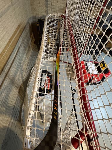 Intermediate Bauer Vapor FlyLite Right Handed Hockey Stick P28 65 Flex (New)