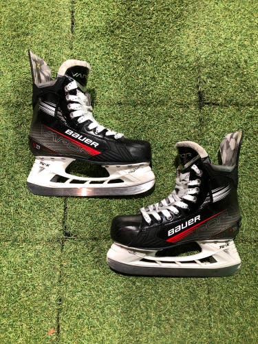 Intermediate Bauer Vapor X3 Hockey Skates Regular Width Size 5.0 (Used)