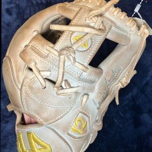 White 44 Pro Signature Series RH Infield Baseball Glove 11" (Used)