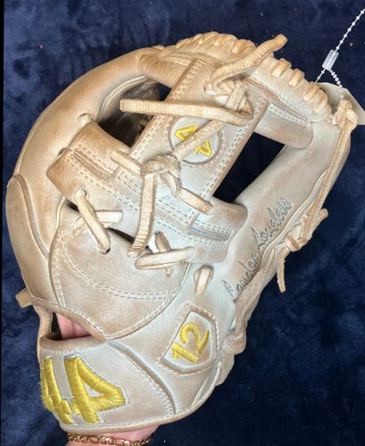 White 44 Pro Signature Series RH Infield Baseball Glove 11" (Used)