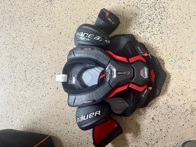 Men's Medium Intermediate Bauer Vapor 3X Pro Shoulder Pads (Used)