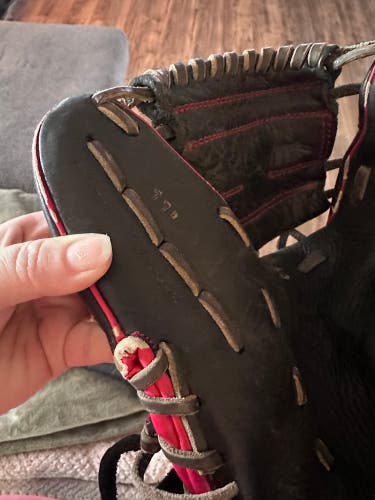 Wilson A1000 RH Infield Baseball Glove 11" (Used)