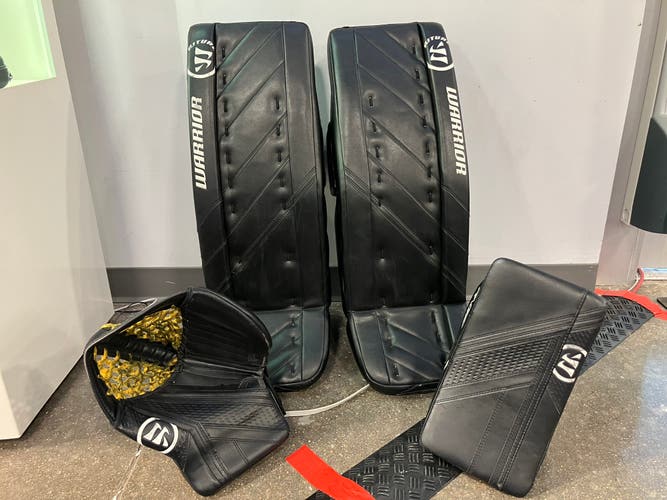 Black 31" Intermediate Warrior Ritual G4 Goalie Full Set Regular (Used)