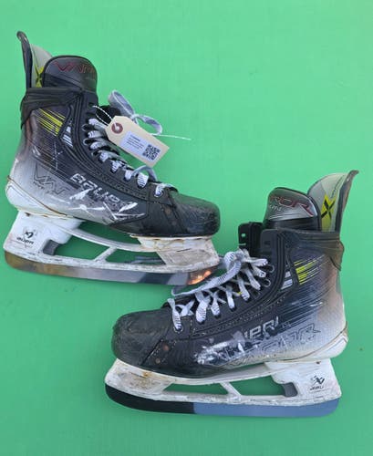 Senior Bauer Vapor Hyperlite 2 Hockey Skates 9 (Used)