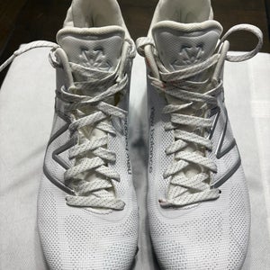 White Unisex Size M 9.5 (W 10.5) Adult New Balance Molded Cleats Cleats (Used)