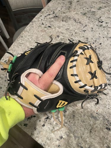 Wilson A2000 catchers Glove 33.5" Used)