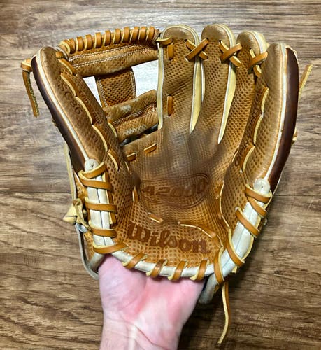 Infield RH Wilson A2000 Baseball Glove 11.5" (Used)