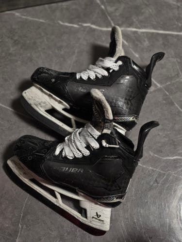 2024 Bauer Supreme Shadow Hockey Skates Regular Width Size 4.5 (Used)