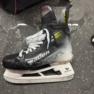 2023 Bauer Vapor Hyperlite 2 Hockey Skates Regular Width 8 (Used)