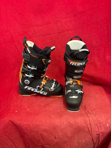 Ski Boots: Mondo 26 & 26.5 Tecnica Ski Boots (Used)