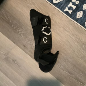 (Right) Black Junior EvoShield Leg guard Shin Guards (Used)