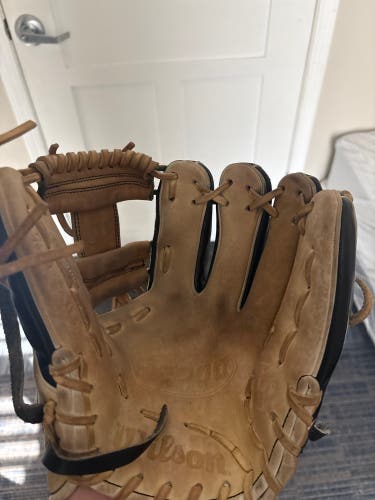 2022 Wilson A2000 RH Infield Baseball Glove 11.5" (Used)