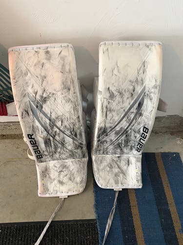 Medium 2024 Bauer Vapor Hyperlite 2 Goalie Leg Pads (Used)