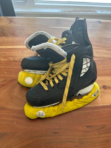 True Pro Custom Hockey Skates Size 6 (Used)
