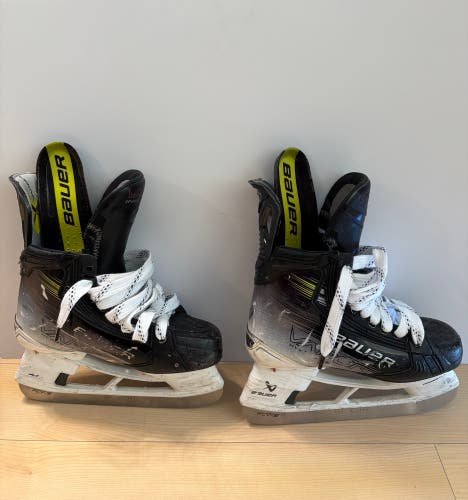 2023 Bauer Vapor Hyperlite 2 Hockey Skates Regular Width 6 (Used)