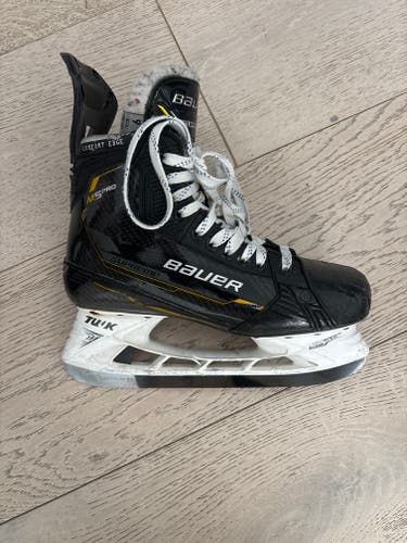 2023 Bauer Supreme M5 Pro Hockey Skates 9 (Used)