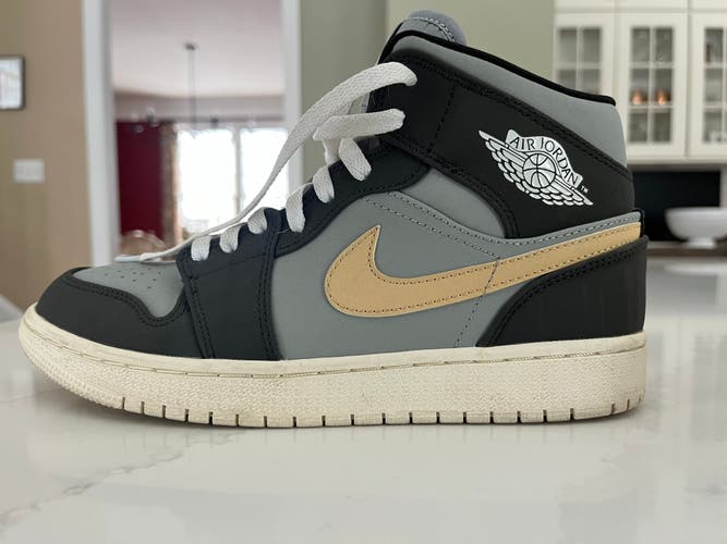 Gray Women's Size M 7.5 (W 8.5) Adult Nike Air Jordan High Top Turf Cleats (Used)