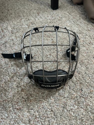 Small Bauer Re-Akt Helmet Cage (Used)