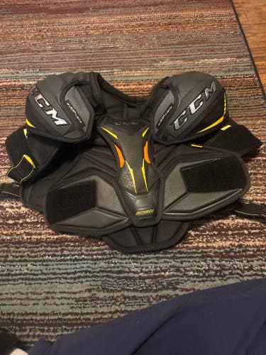 Men's Large Junior CCM Tacks 9080 Shoulder Pads (Used)