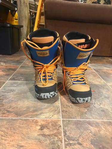 Men's Size M 9.0 (W 10.0) Thirty Two Lashed Snowboard Boots (Used)