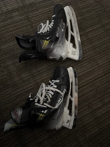 Bauer Vapor Hyperlite Hockey Skates Size 6.5 (Used)