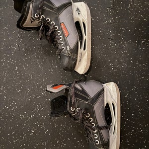 Easton Synergy 60 Hockey Skates Regular Width 5 (Used)