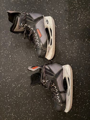Easton Synergy 60 Hockey Skates Regular Width 5 (Used)