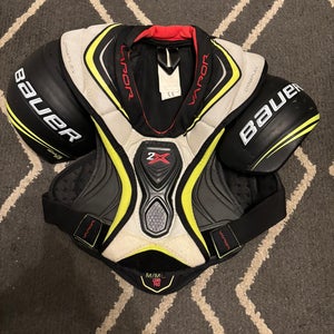 Medium Junior Bauer Vapor 2X Shoulder Pads (Used)
