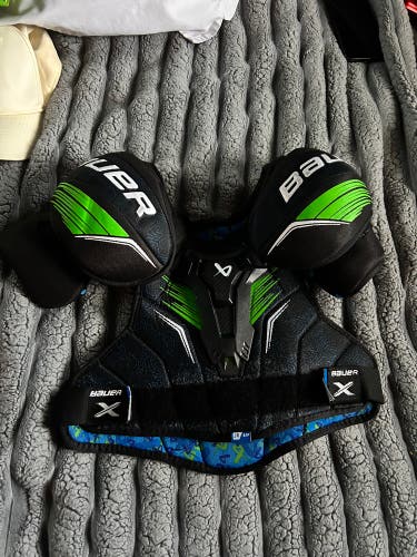 Men's Small Junior Bauer X Shoulder Pads (Used)