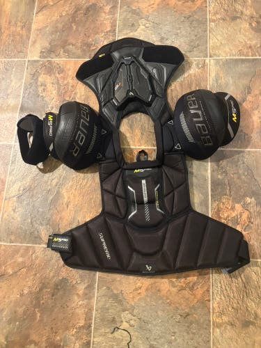 Men's Medium Senior Bauer Supreme M5 Pro Shoulder Pads (Used)