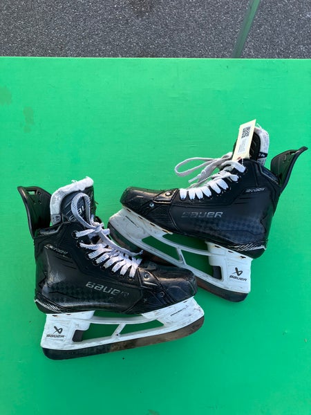 Intermediate Bauer Supreme Shadow Hockey Skates 6.5 (Used)