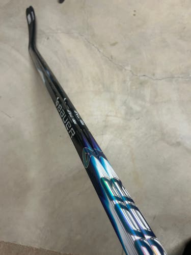 Senior Bauer Vapor FlyLite Right Handed Hockey Stick P28 77 Flex (New)