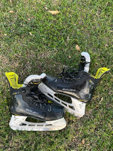 Intermediate Bauer Supreme M4 Hockey Skates Size 5.5 (Used)