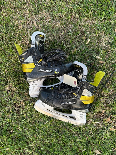 Junior Bauer Supreme 3S Hockey Skates Extra Wide Width Size 2.5 (Used)