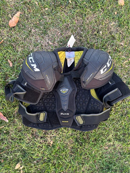 Medium Senior CCM Tacks 6052 Shoulder Pads (Used)