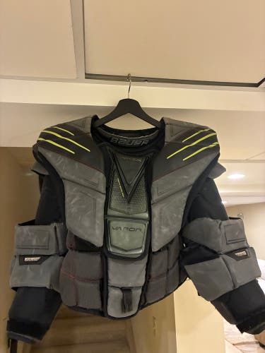Medium 2022 Bauer Hyperlite Goalie Chest Protector Pro Stock (Used)