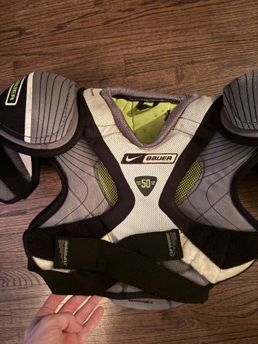 Men's Small Senior Nike Bauer Supreme Shoulder Pads (Used)