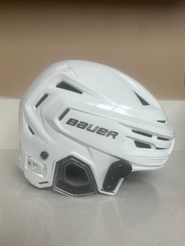 Small White Bauer Re-Akt 150 Helmet (Used)