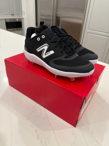 Brand New in Box!! Women’s New Balance Fresh Foam X Velo v3 Metal Softball Cleats, size 9, black.