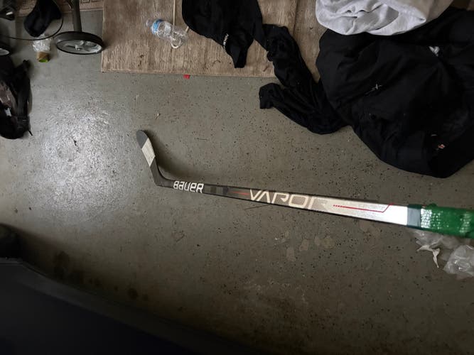 Intermediate Bauer Vapor Hyperlite Right Handed Hockey Stick P28 65 Flex (Used)